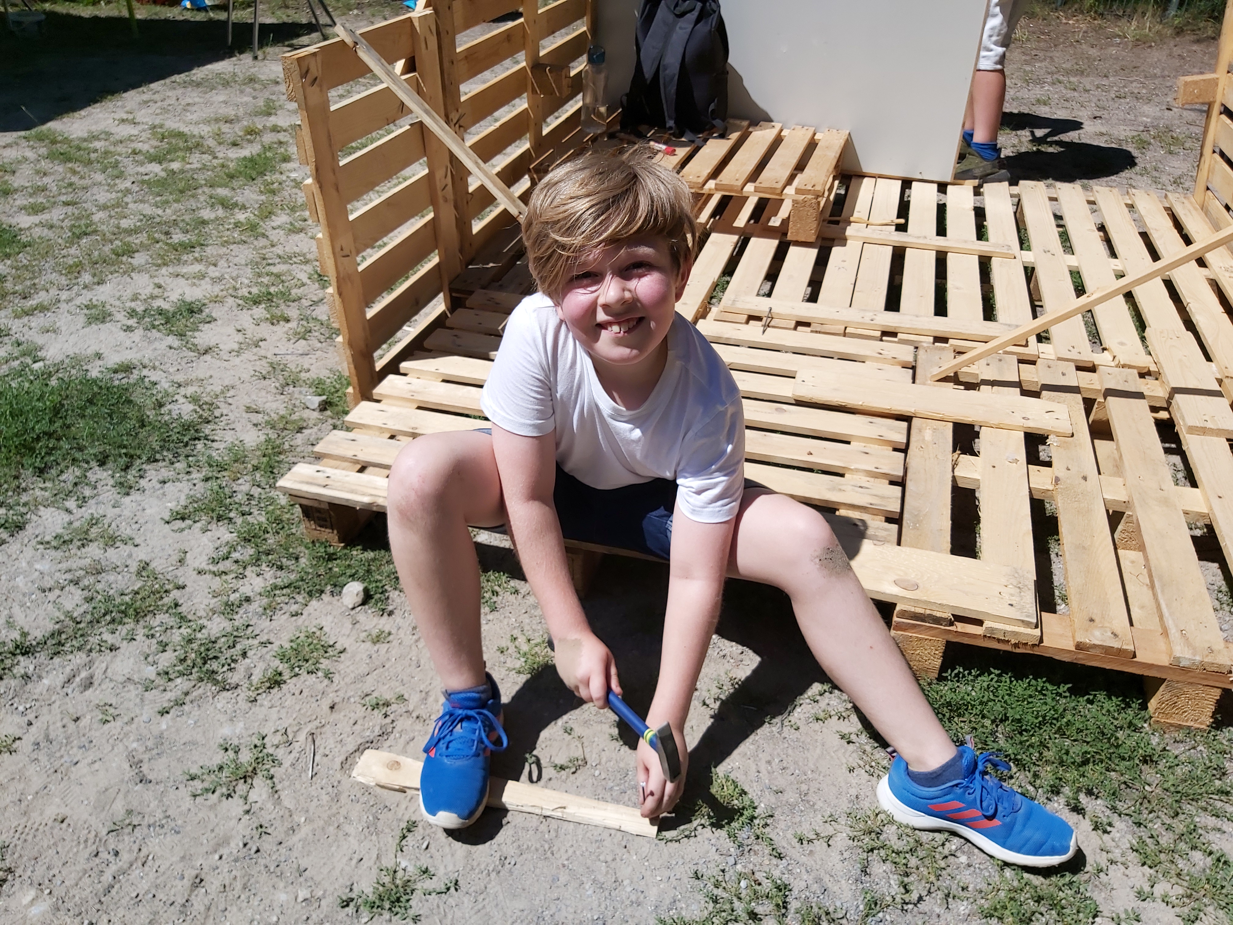 Junge beim Abenteuerspielplatz 