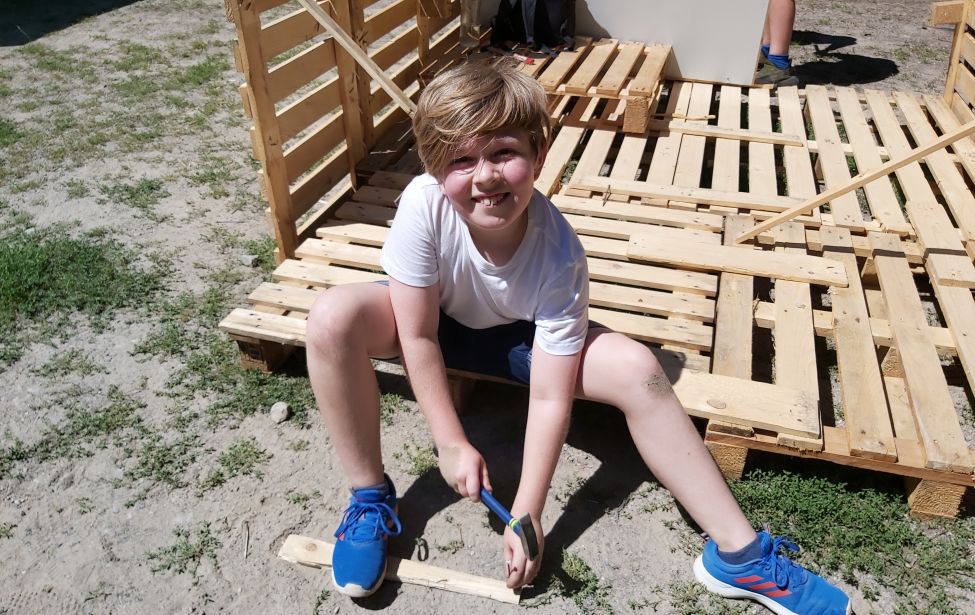 Junge beim Abenteuerspielplatz 