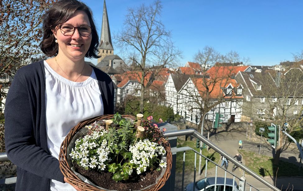 Klimaschutzmanagerin Svenja Breddemann bewirbt den anstehenden Vorgartenwettbewerb