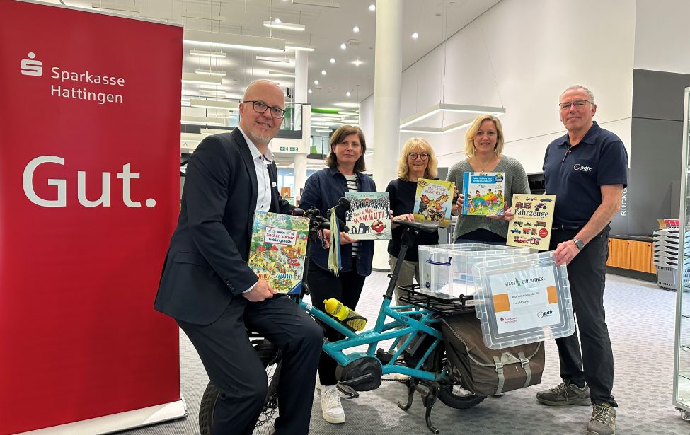 Bücherbox wird an die städtische Kita Blankenstein übergeben 