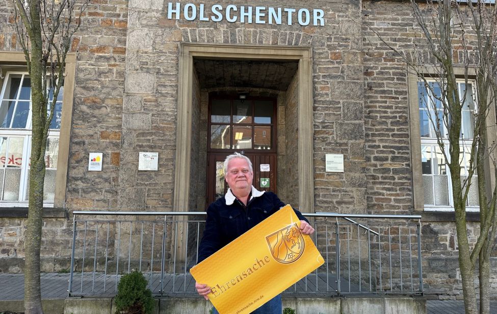 Haus Freiwilligenagentur Holschentor Andreas gehrke mit großßer Ehrenamtskarte in der Hand