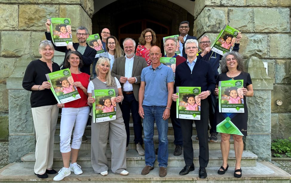 Menschengruppe mit Plakaten auf Treppe vor dem Rathaus