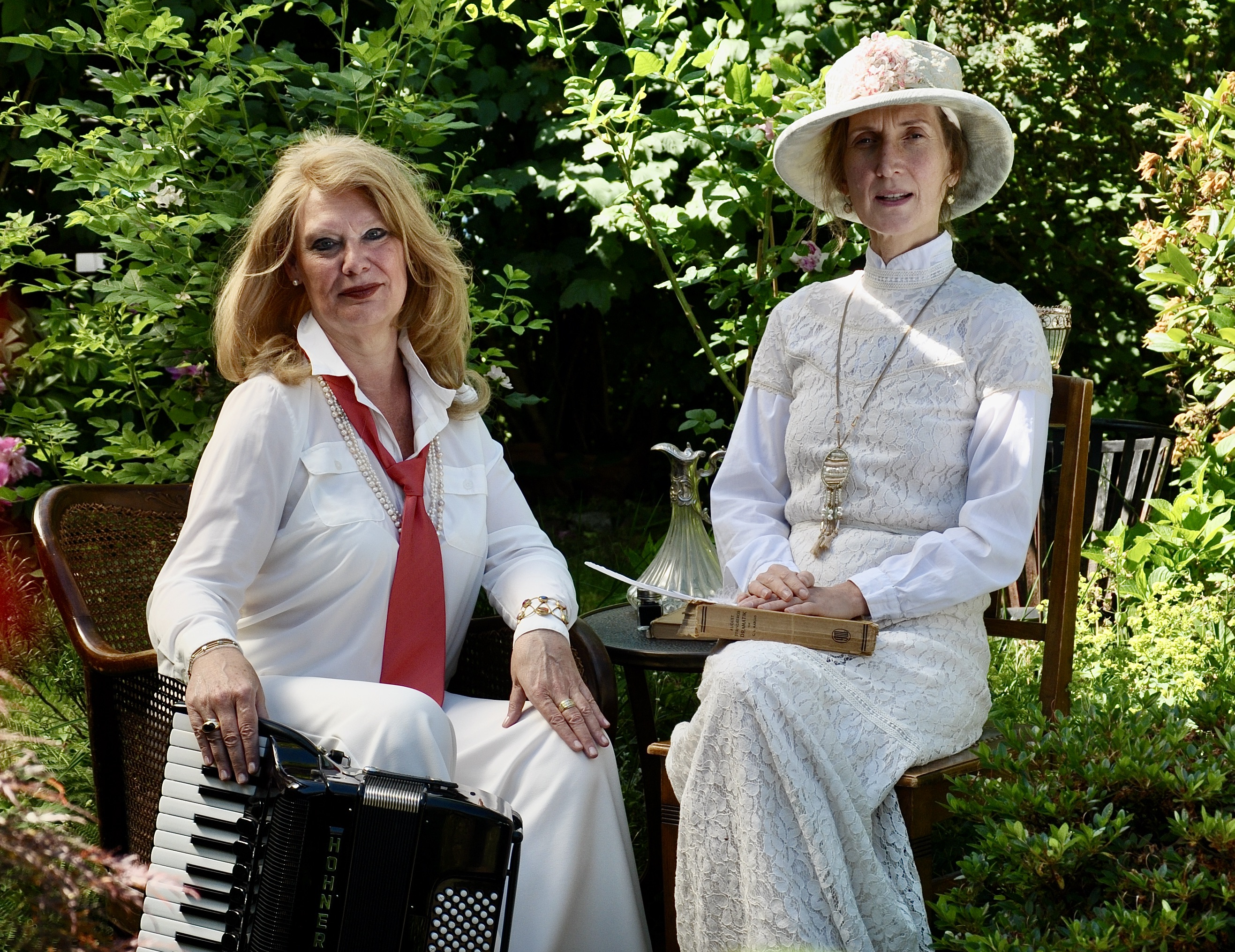 Andrea Knefelkamp-West und Monika Bujinski laden zu einer musikalisch-literarischen Hommage an Virginia Woolf (C) Michael Kamp