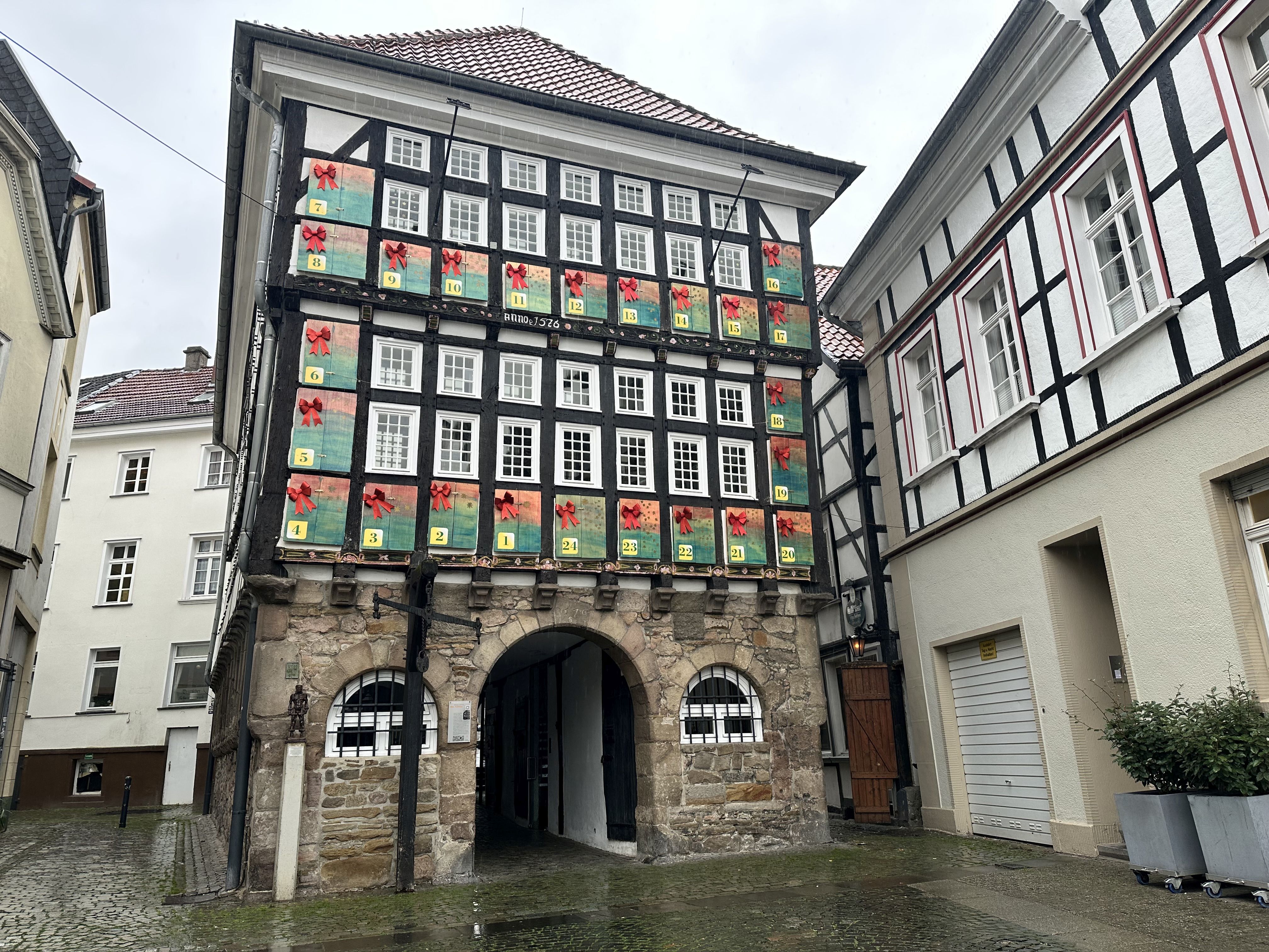 Adventskalender am Alten Rathaus ist befestigt.  