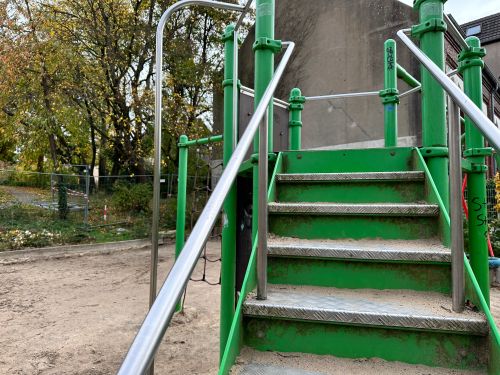 Das beliebte vorhandene Spielgerät bleibt erhalten, wird jedoch neu gestrichen und um ein inklusives Dreh- und Klettergerät ergänzt. 