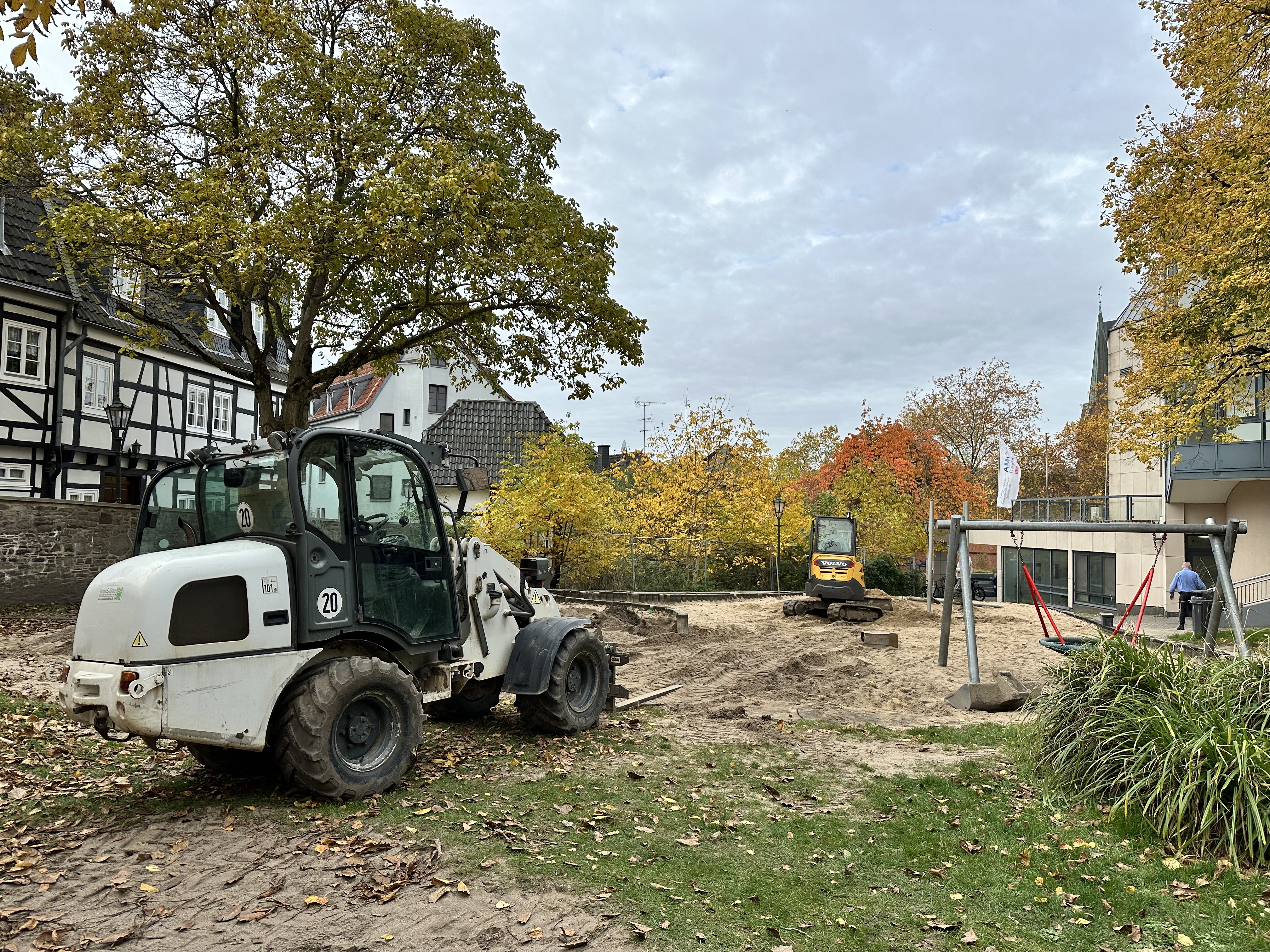 Bagger rollen auf dem Spielplatz Zollhausgasse.