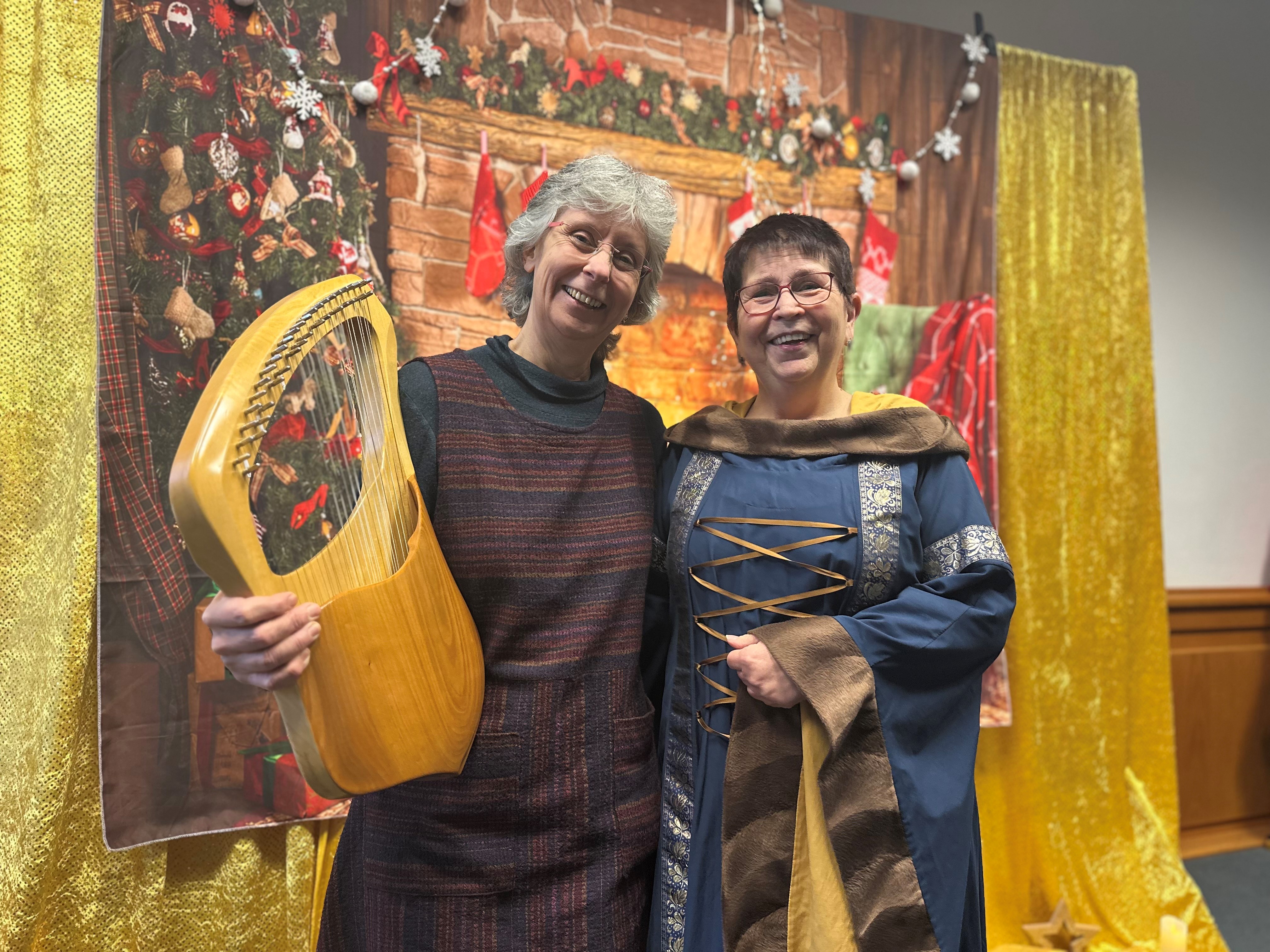 Foto der zwei verkleideten Märchenerzählerinnen