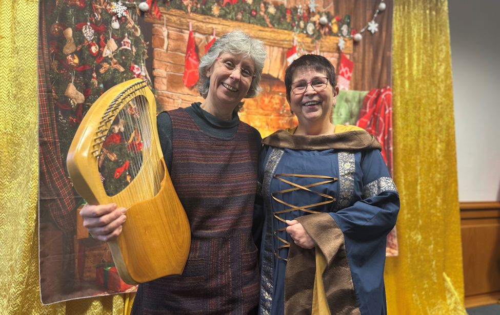 Foto der zwei verkleideten Märchenerzählerinnen