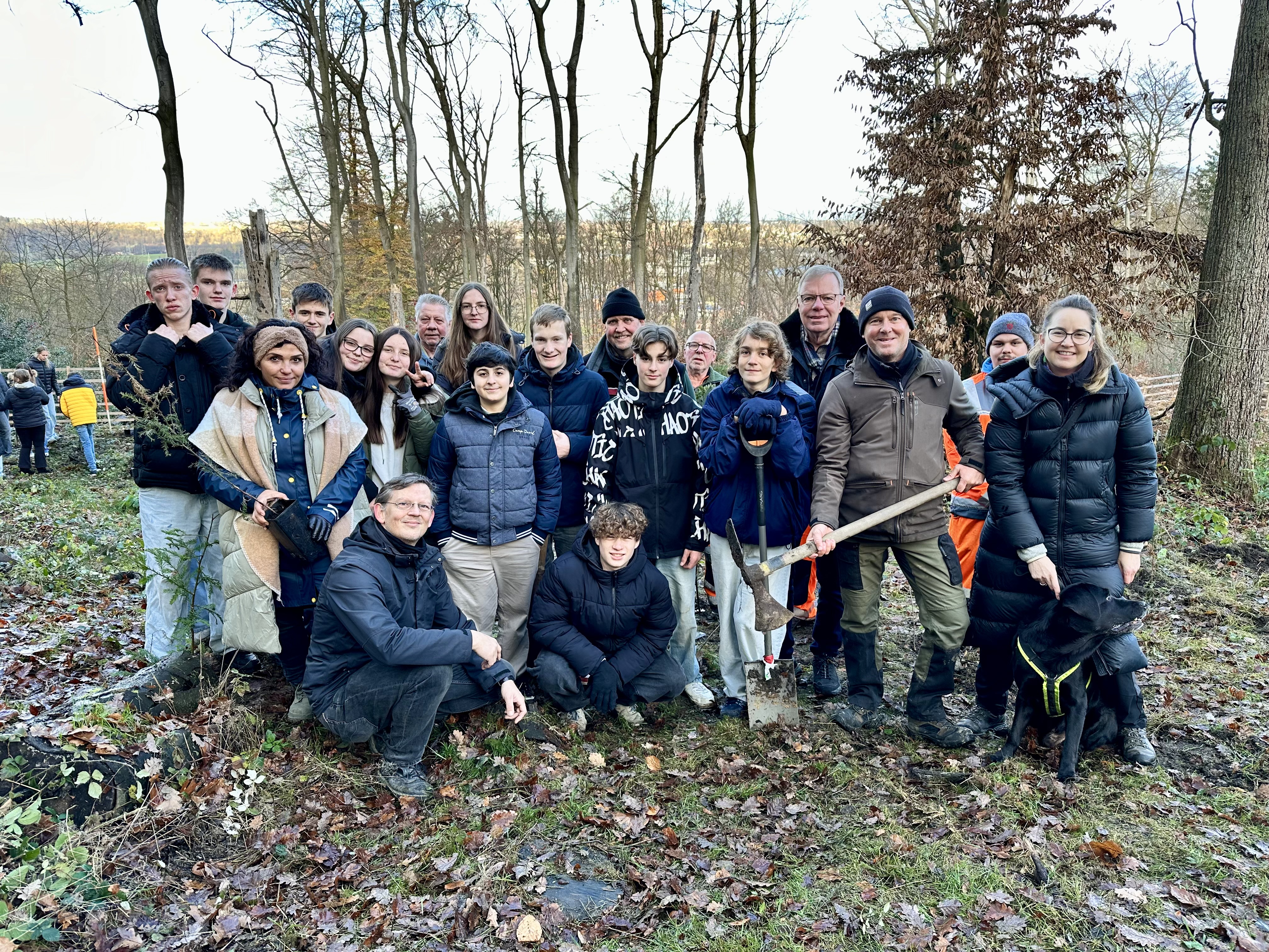 Gruppenportrait von den Beteiligten im Schulenberger Wald