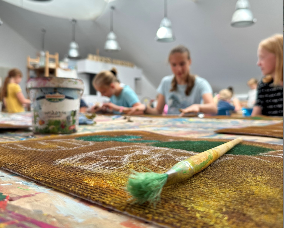 Im Atelier wird gemalt.