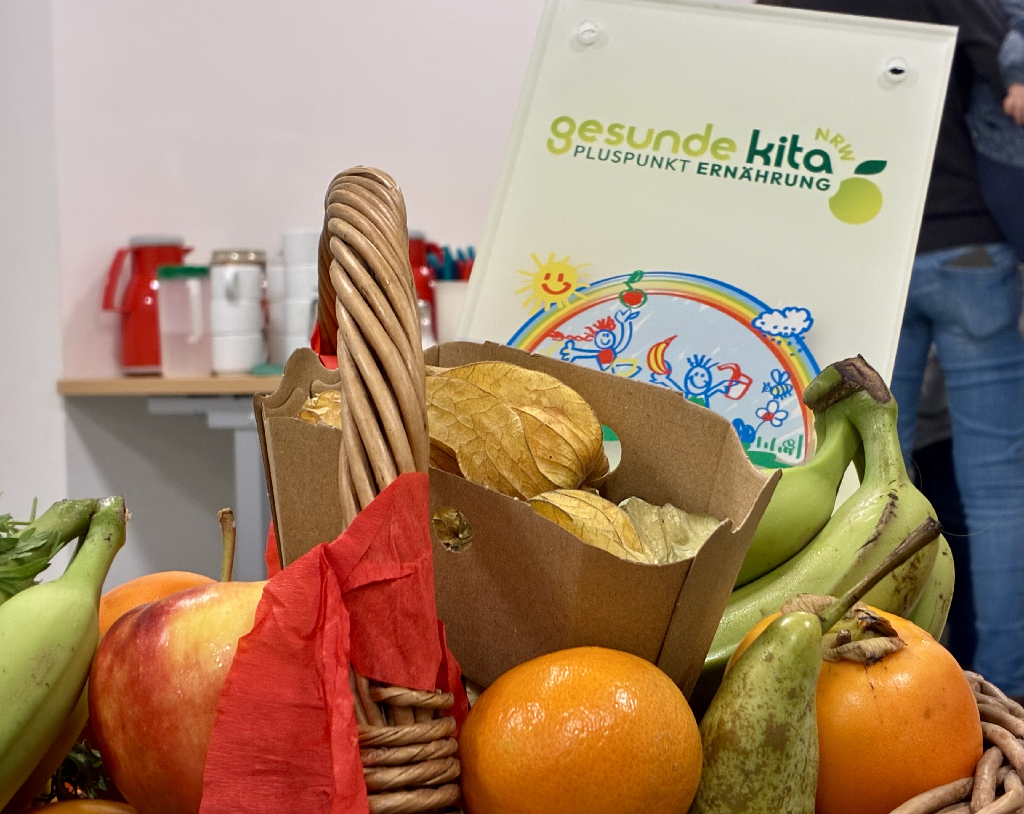 Fotografie eines Obstkorbes mit der Plakete "Gesunde Kita"
