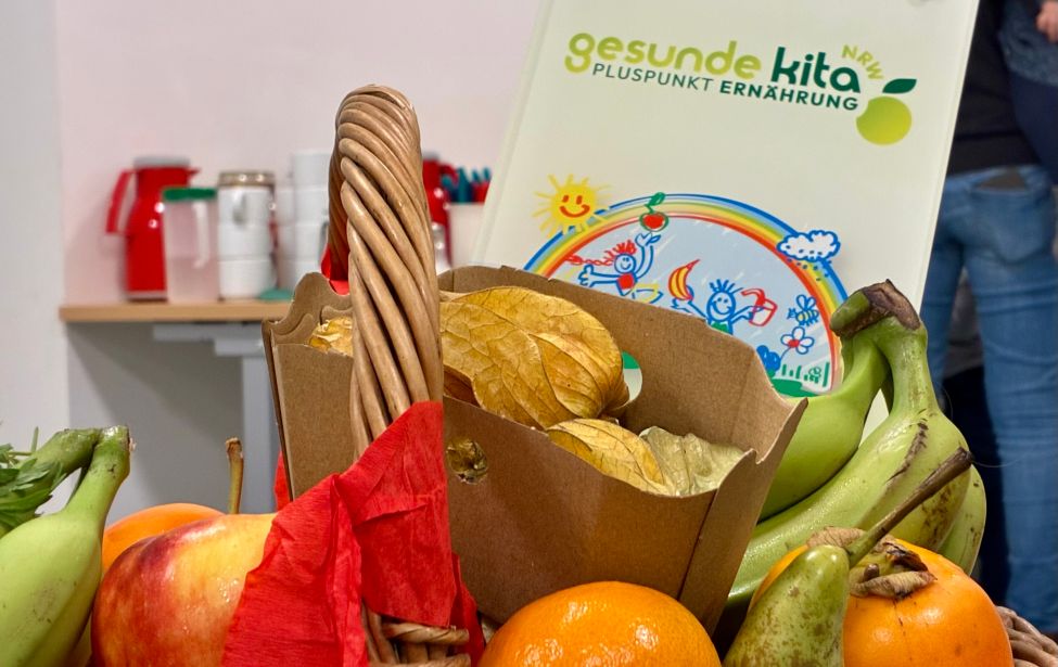 Fotografie eines Obstkorbes mit der Plakete "Gesunde Kita"