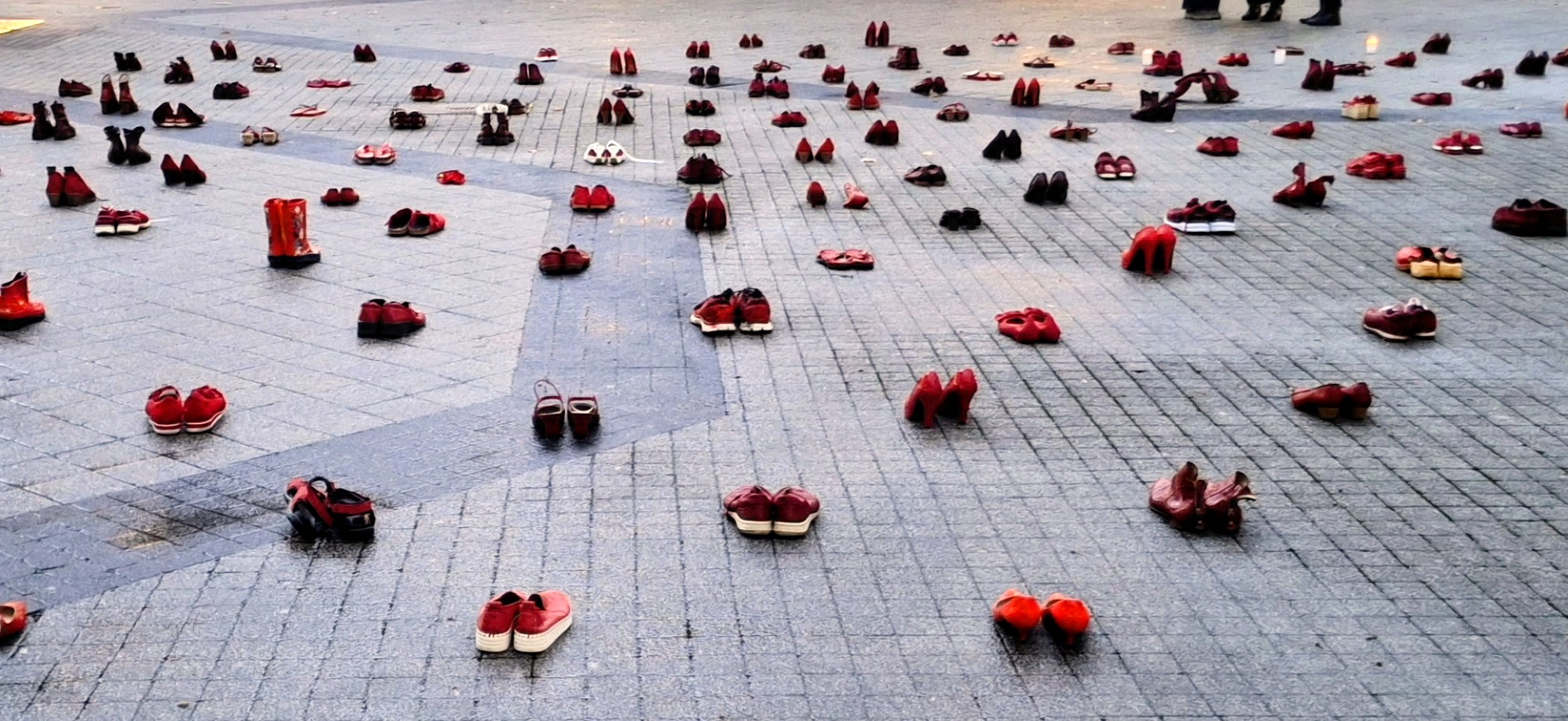 Fotografie von roten Schuhen, welche auf dem Boden positioniert sind