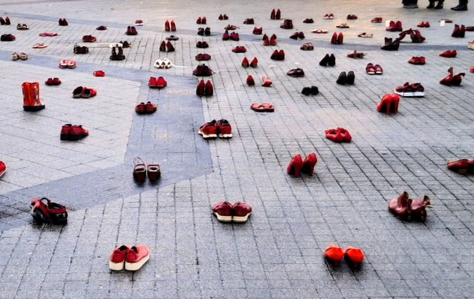 Fotografie von roten Schuhen, welche auf dem Boden positioniert sind