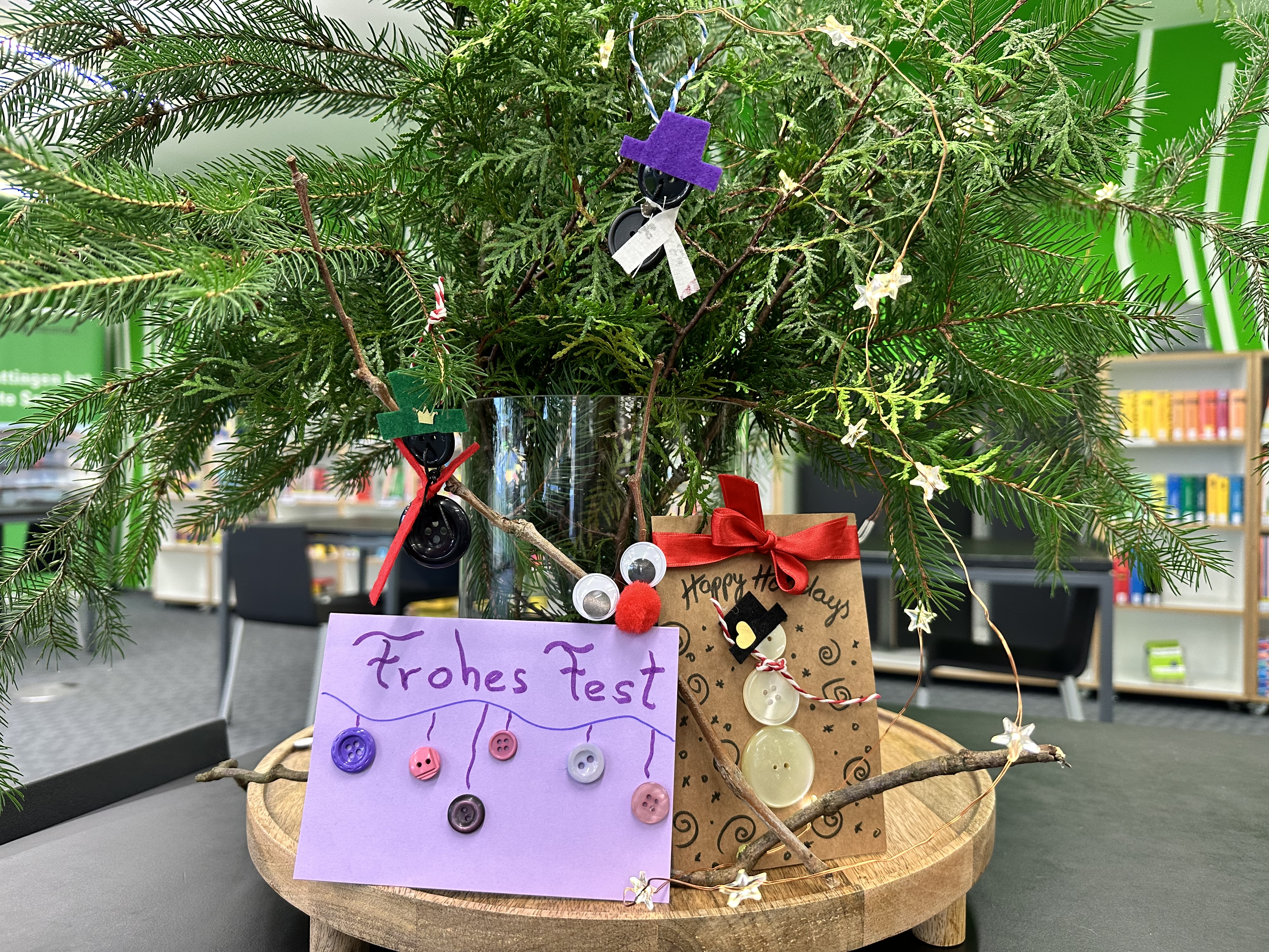 Weihnachtliche Deko aus Gebrauchsgegenständen im Haushalt. 