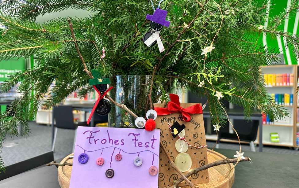 Weihnachtliche Deko aus Gebrauchsgegenständen im Haushalt. 