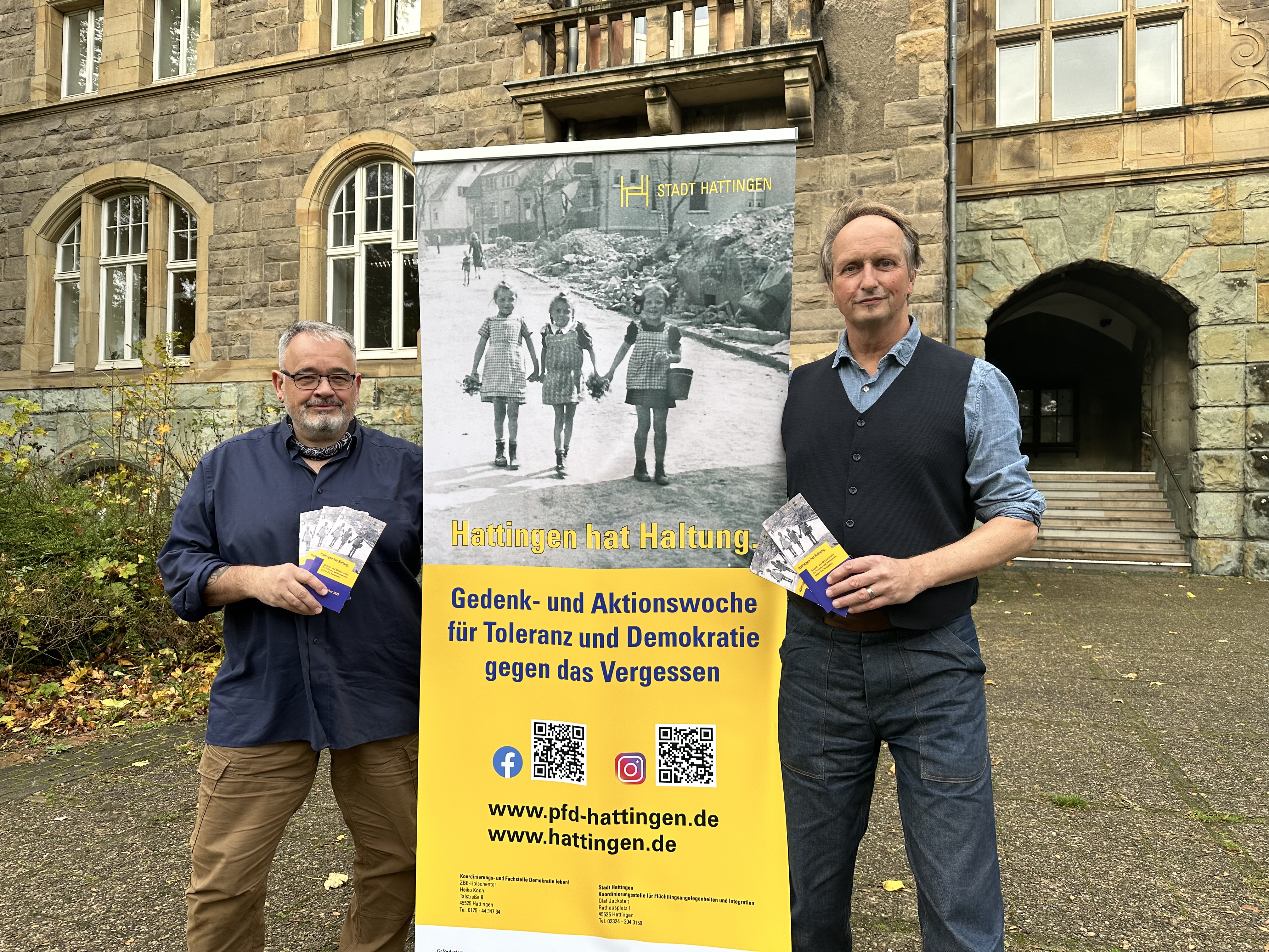Foto: Heiko Koch von der Partnerschaft für Demokratie und Olaf Jacksteit von der Koordinierungsstelle für Integration und Flüchtlingsangelegenheiten bewerben die Aktionswoche Hattingen ht Haltung.