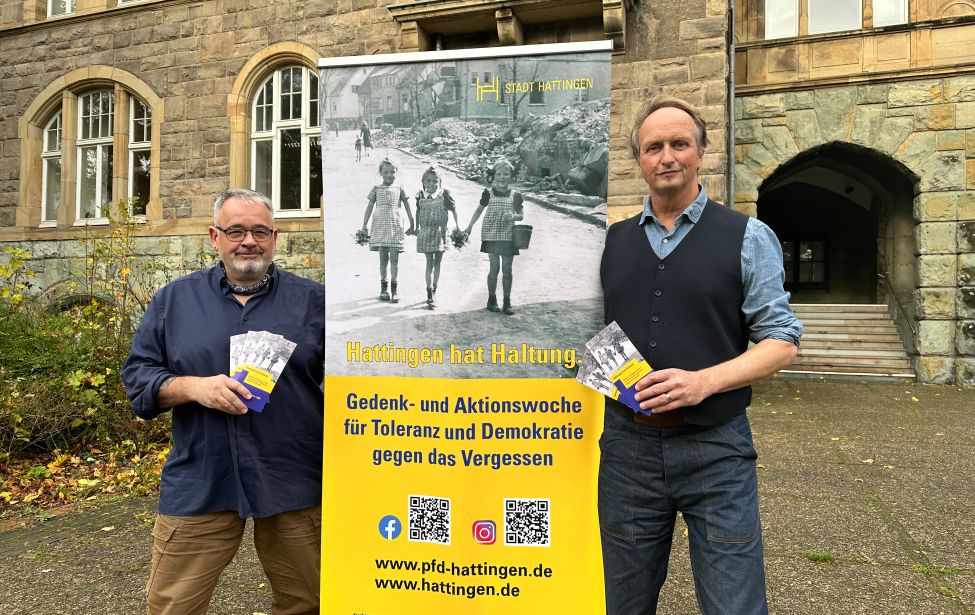 Foto: Heiko Koch von der Partnerschaft für Demokratie und Olaf Jacksteit von der Koordinierungsstelle für Integration und Flüchtlingsangelegenheiten bewerben die Aktionswoche Hattingen ht Haltung.
