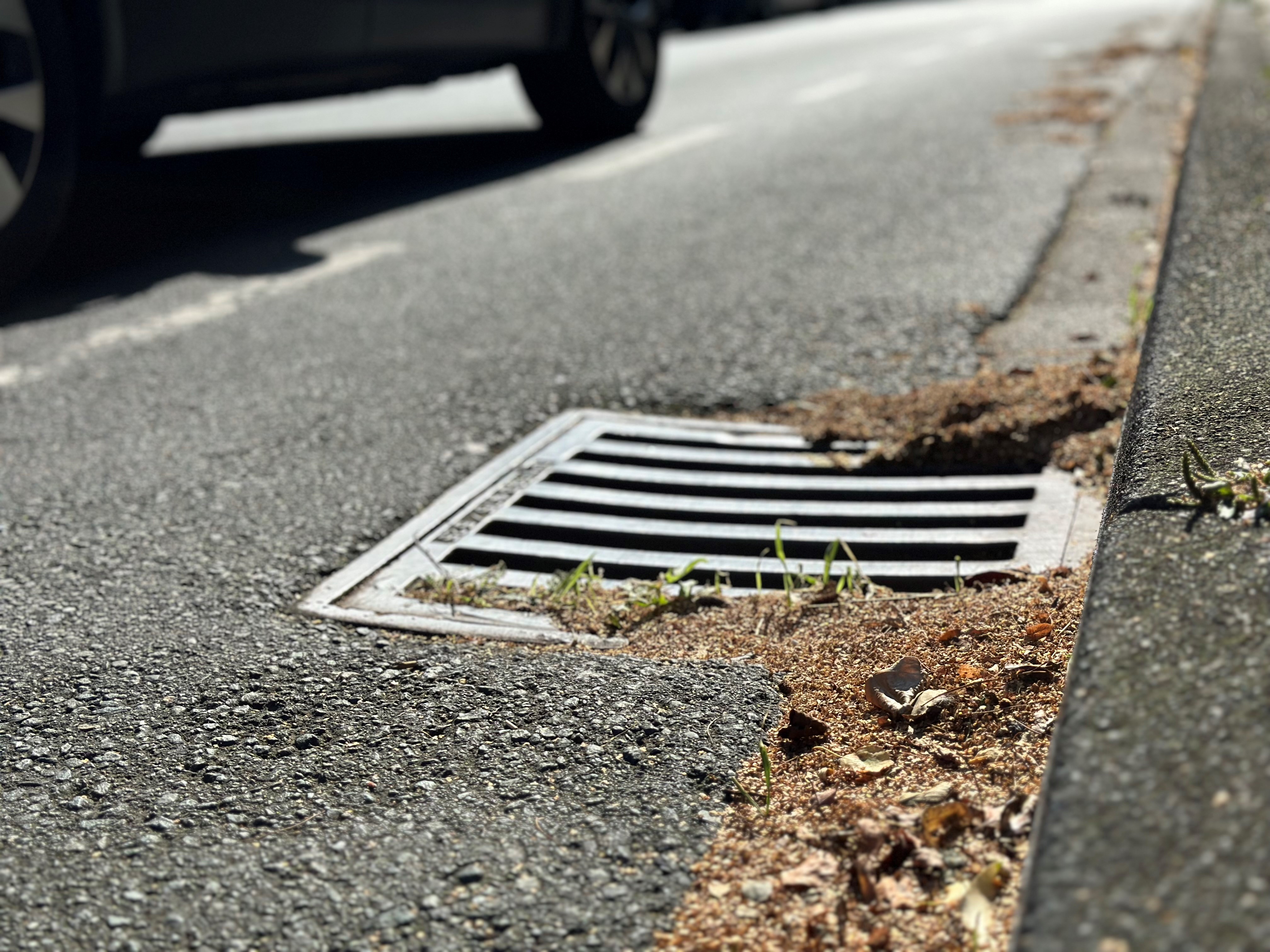 Fotografie eines sogenannten Sinkkastens am Straßenrand
