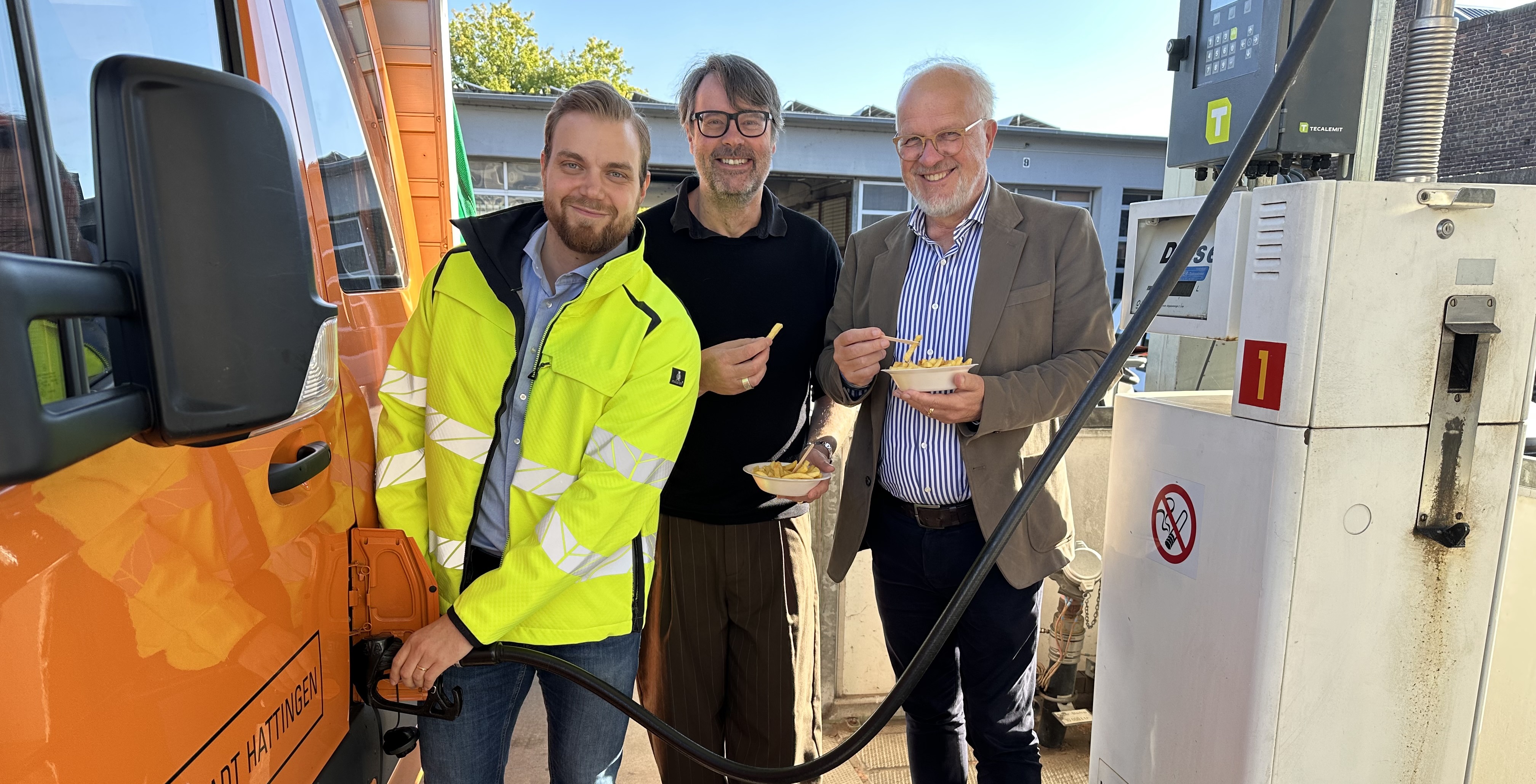  Lukas Rudelbach, Fachbereichsleiter, Dezernent Jens Hendrix und Bürgermeister Dirk Glaser stellten den neuen Kraftstoff an der Betriebstankstelle vor