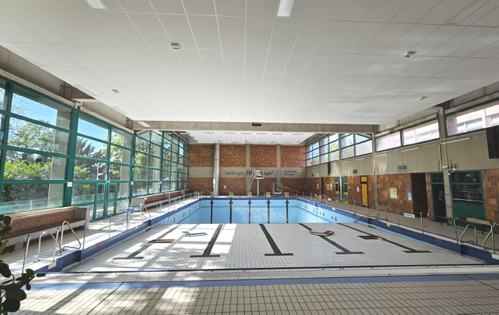 Foto vom sanierten Schwimmbecken im Hallenbad