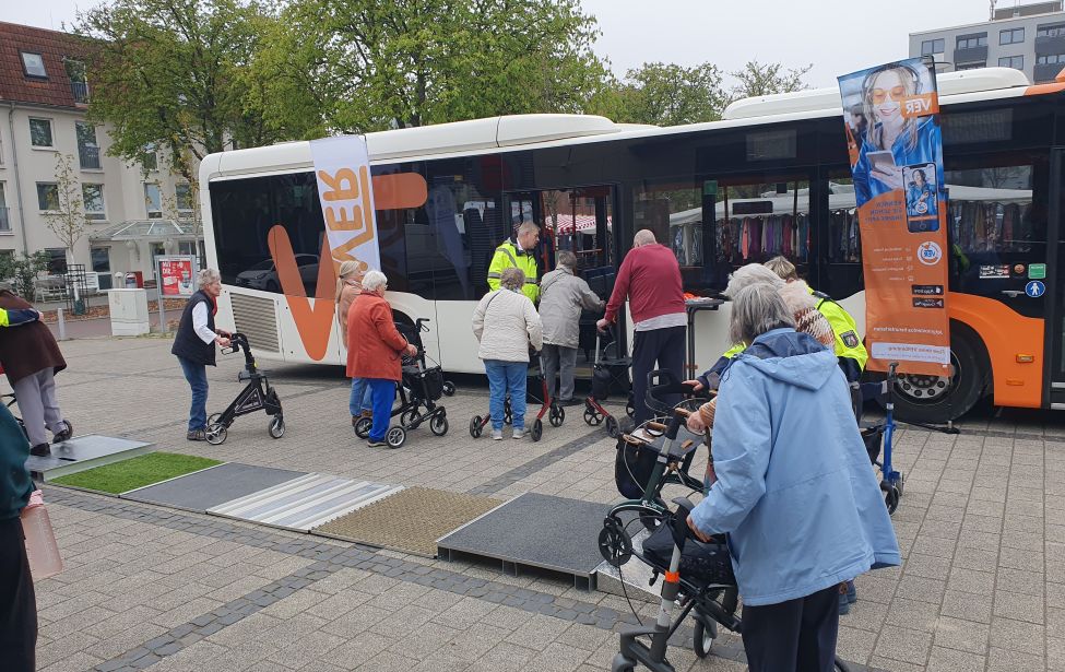 Seniorinnen stehen mit ihren Rollatoren um den Hindernisparcour