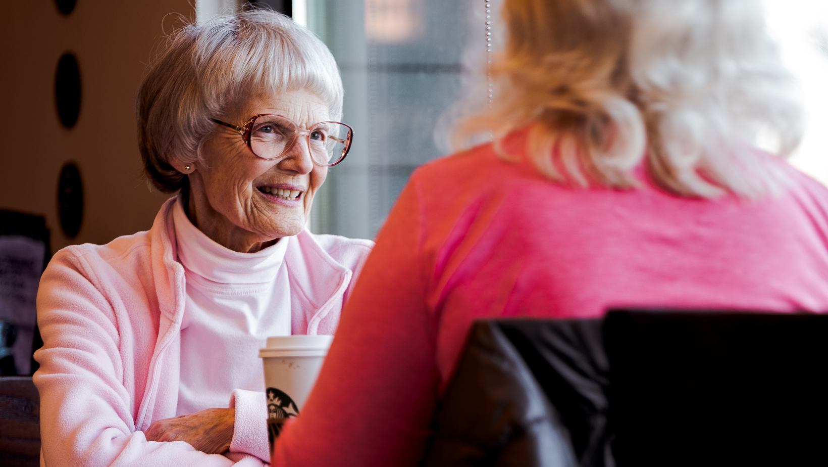 Fotografie einer Seniorin im Gespräch