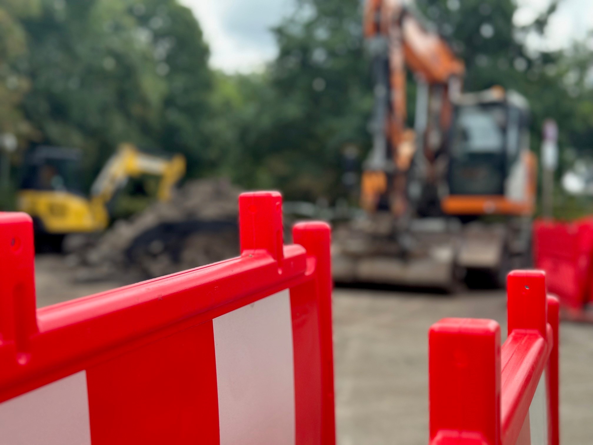 Fotografie einer Bake. Im Hintergrund ist ein Bagger