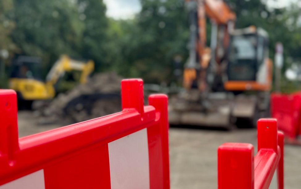 Fotografie einer Bake. Im Hintergrund ist ein Bagger