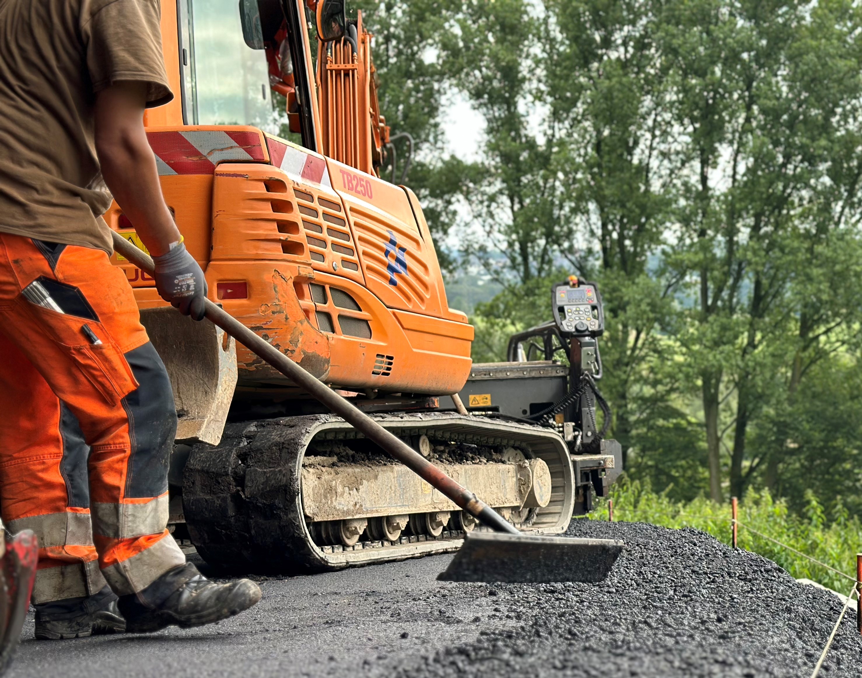 Fotografie von Sanierungsarbeiten auf einer Straße