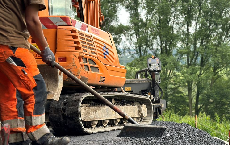 Fotografie von Sanierungsarbeiten auf einer Straße