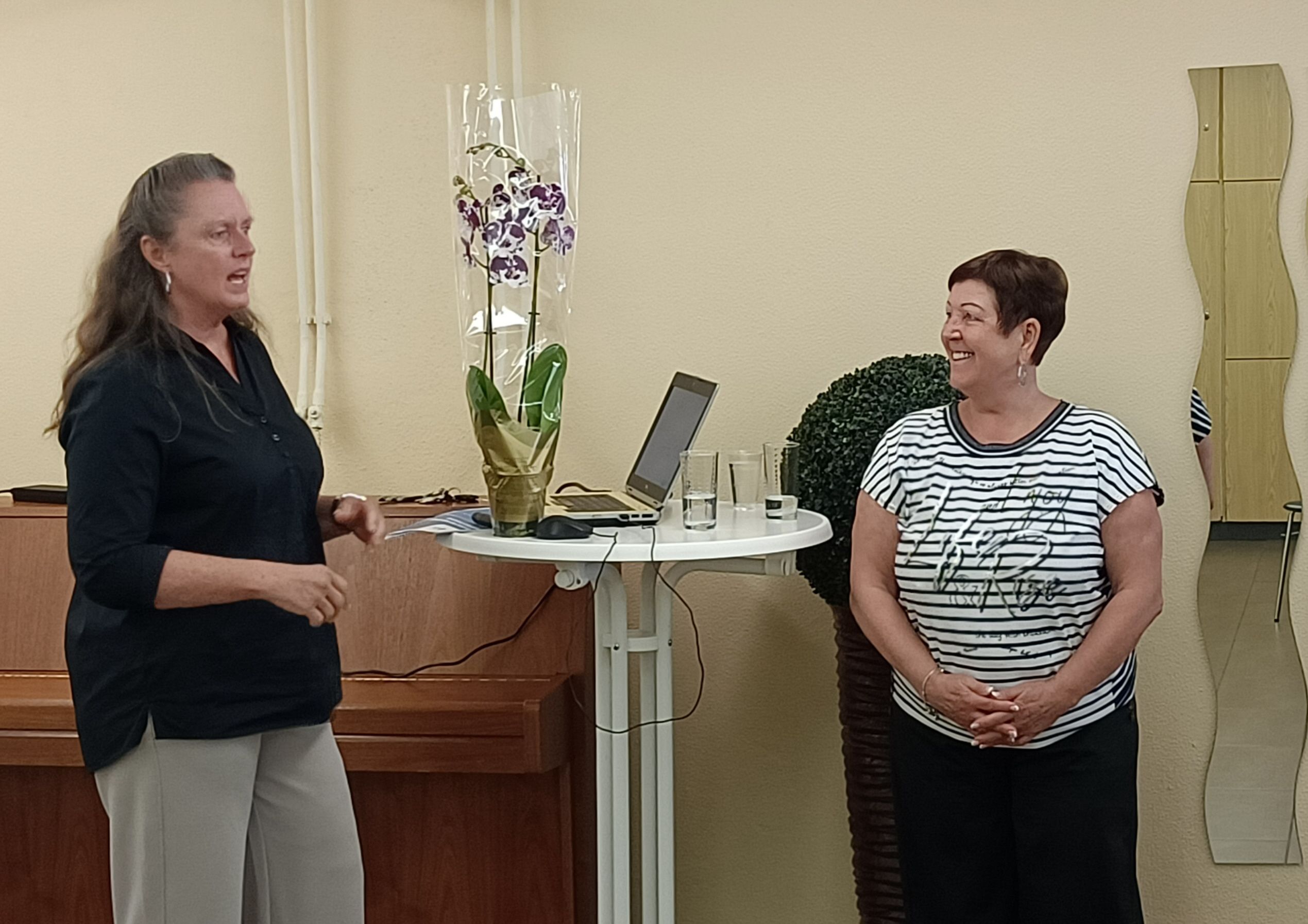 Zwei Frauen gegenüber am stehtisch mit Laptop