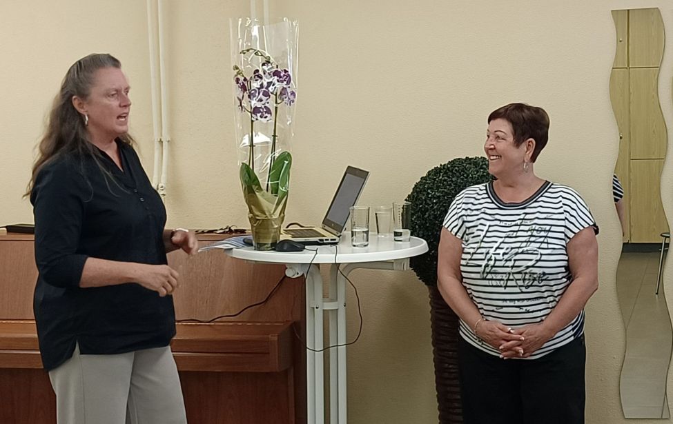 Zwei Frauen gegenüber am stehtisch mit Laptop