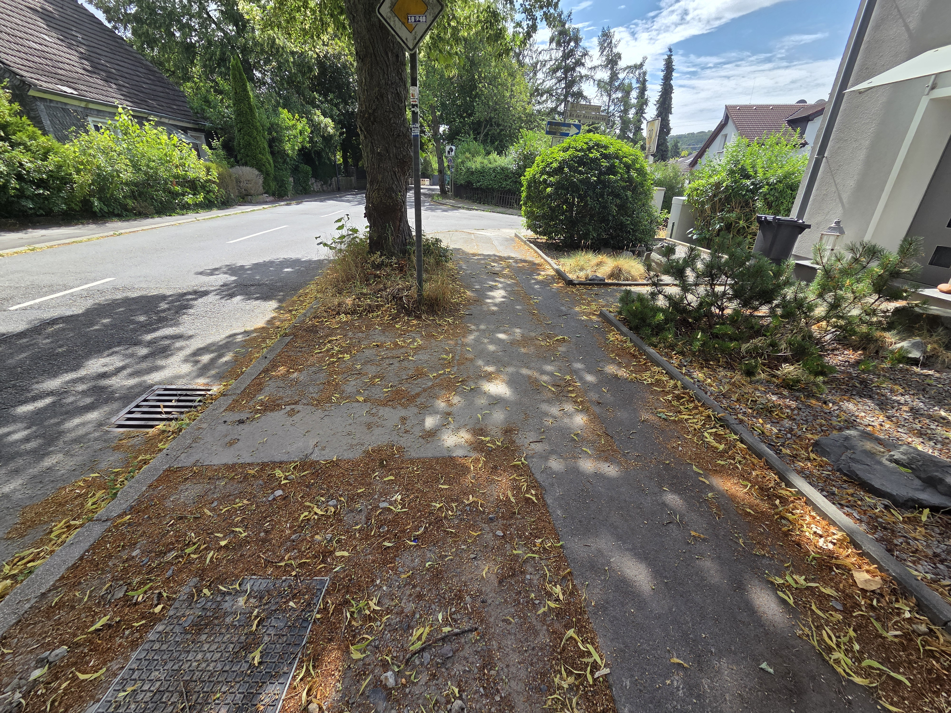 Der Gehweg entlang der Sprockhöveler Straße vor der Sanierung 