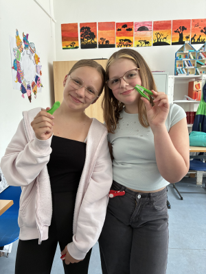 Zwei Schülerinnen beim Projekttag.