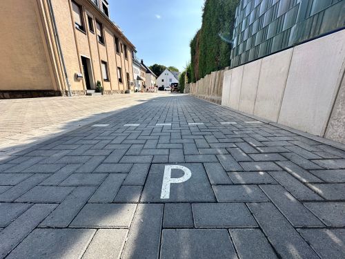 Definierte Parkbuchten im öffentlichen Raum.