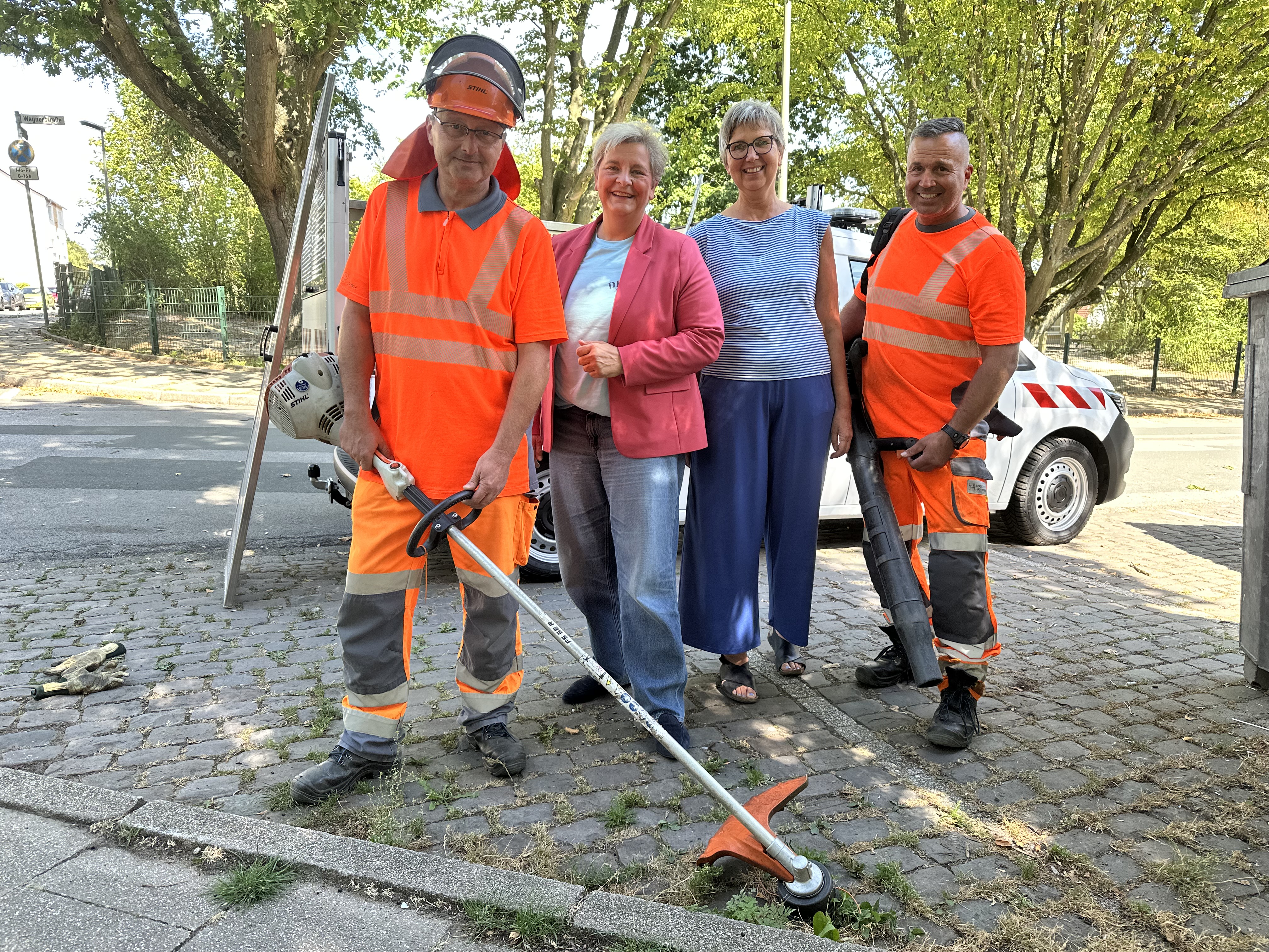 Stadtteilkümmerer vom Fachbereich Stadtbetriebe: Bernd Czerwinski, Bürgermeisterin Melanie Witte-Lonsing, Antje Senger und Ali Amor