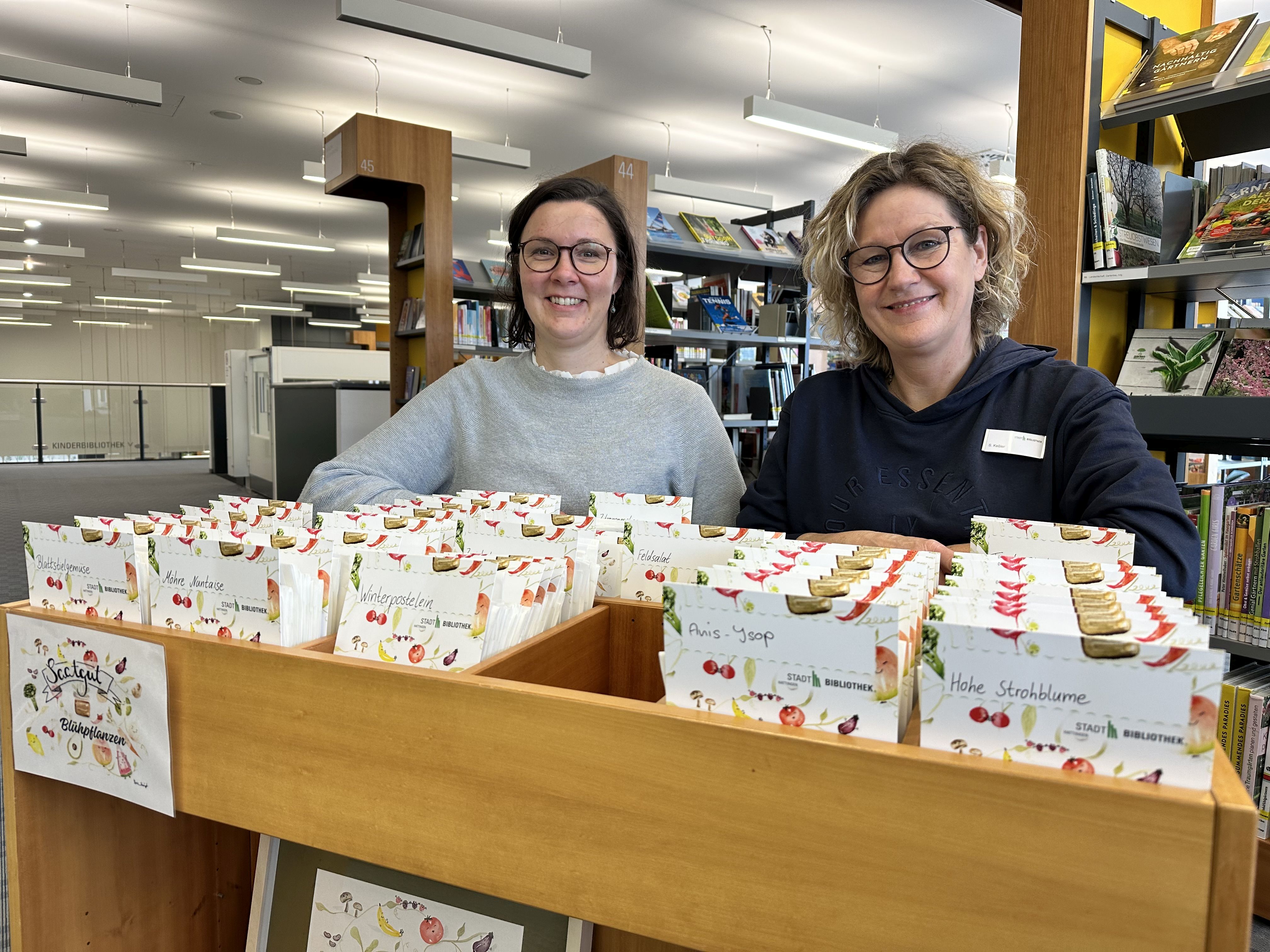 Svenja Breddemann und Sabine Keßler freuen sich auf die Saastgutbibliothek