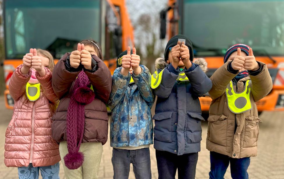 Fotografie von fünf Kinder, die ihre Daumen vor das Gesicht halten