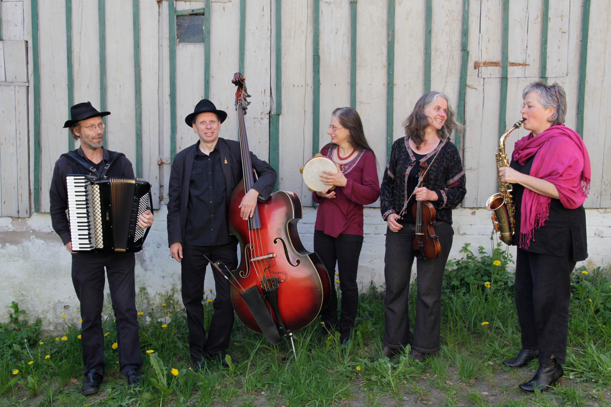 Fotografie der Band vor einer Wand