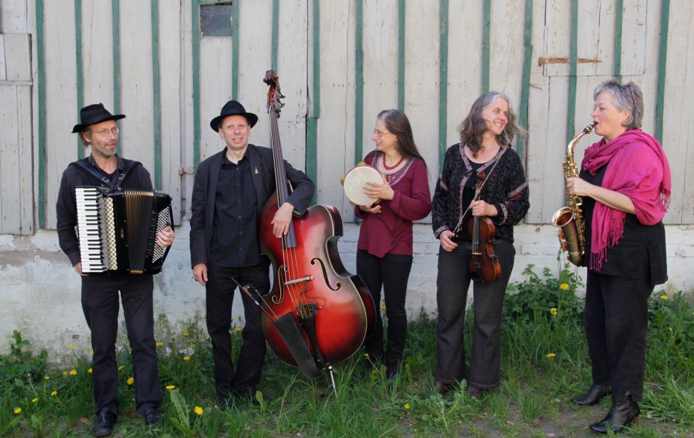 Fotografie der Band vor einer Wand