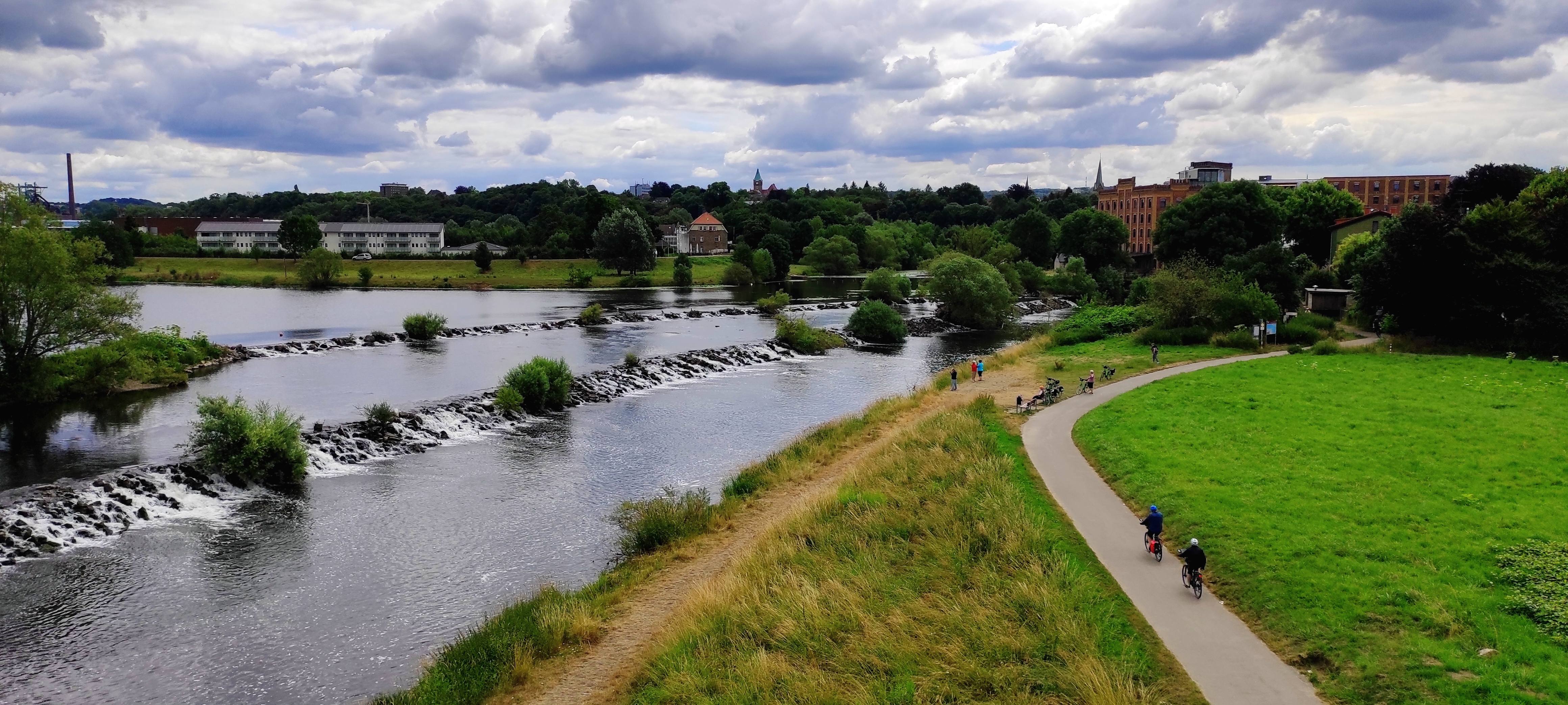Fotografie des Ruhrtalradweges entlang des Flussufers