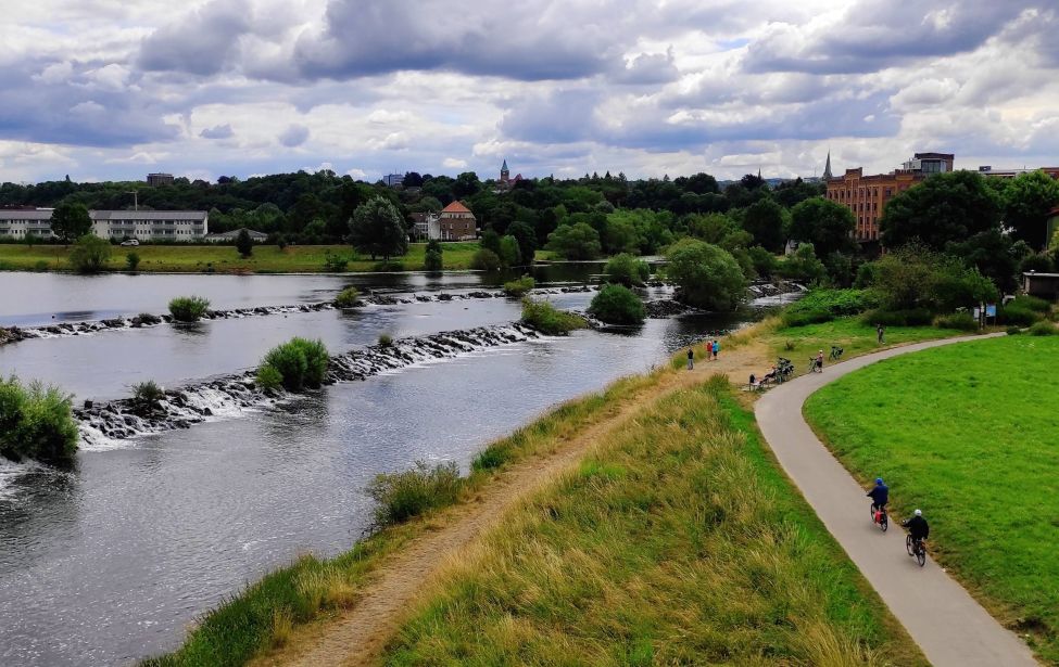 Fotografie des Ruhrtalradweges entlang des Flussufers