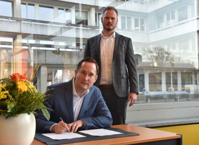 Landrat Jan-Christoph Schaberick und Denis Ebbing unterzeichneten den Vertrag über den mit den Fördermitteln finanzierten Ausbau des Glasfasernetzes