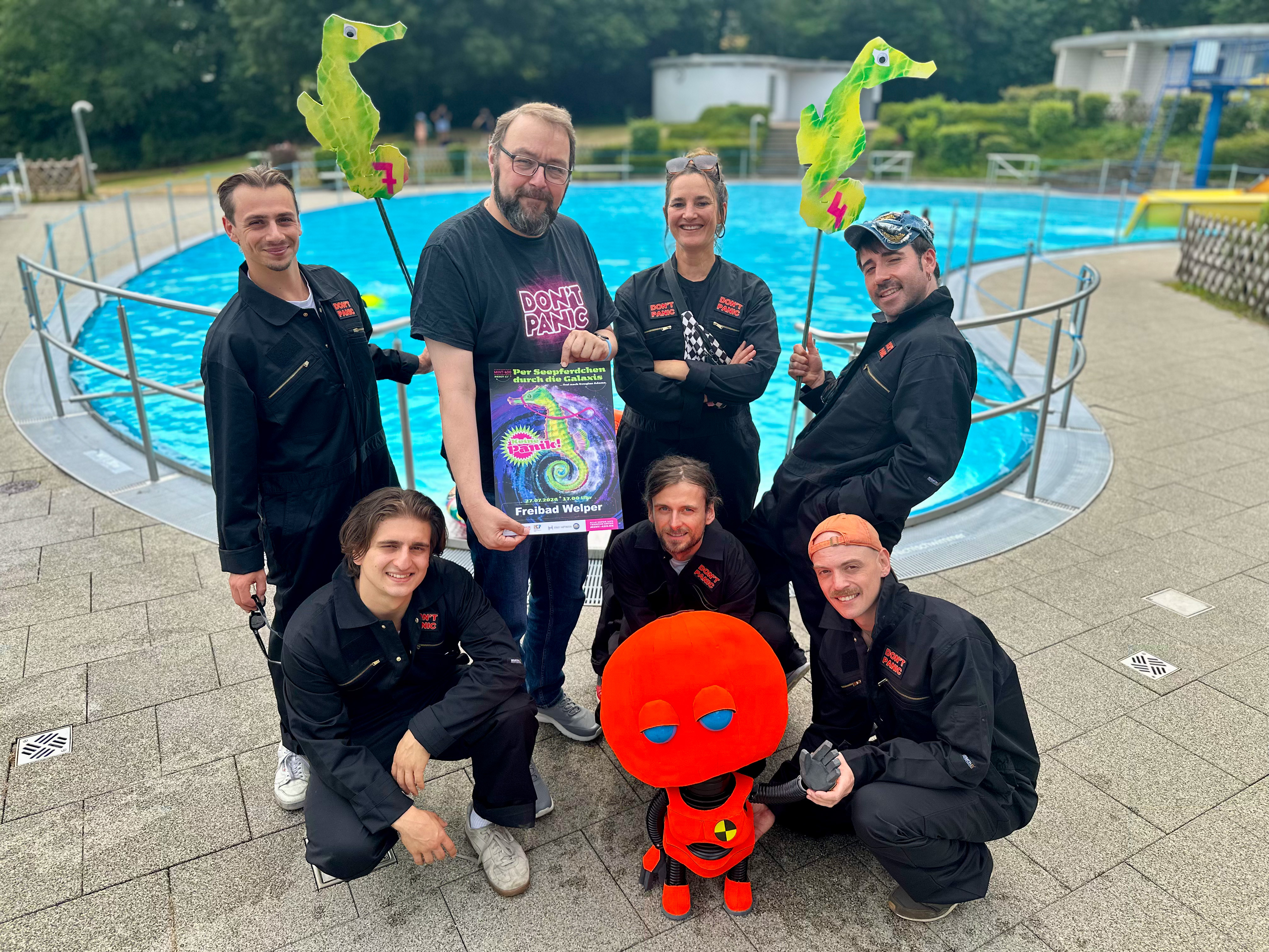Fotografie des Ensembles vor dem Schwimmbecken