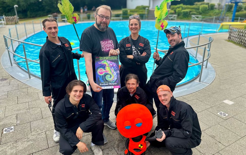 Fotografie des Ensembles vor dem Schwimmbecken