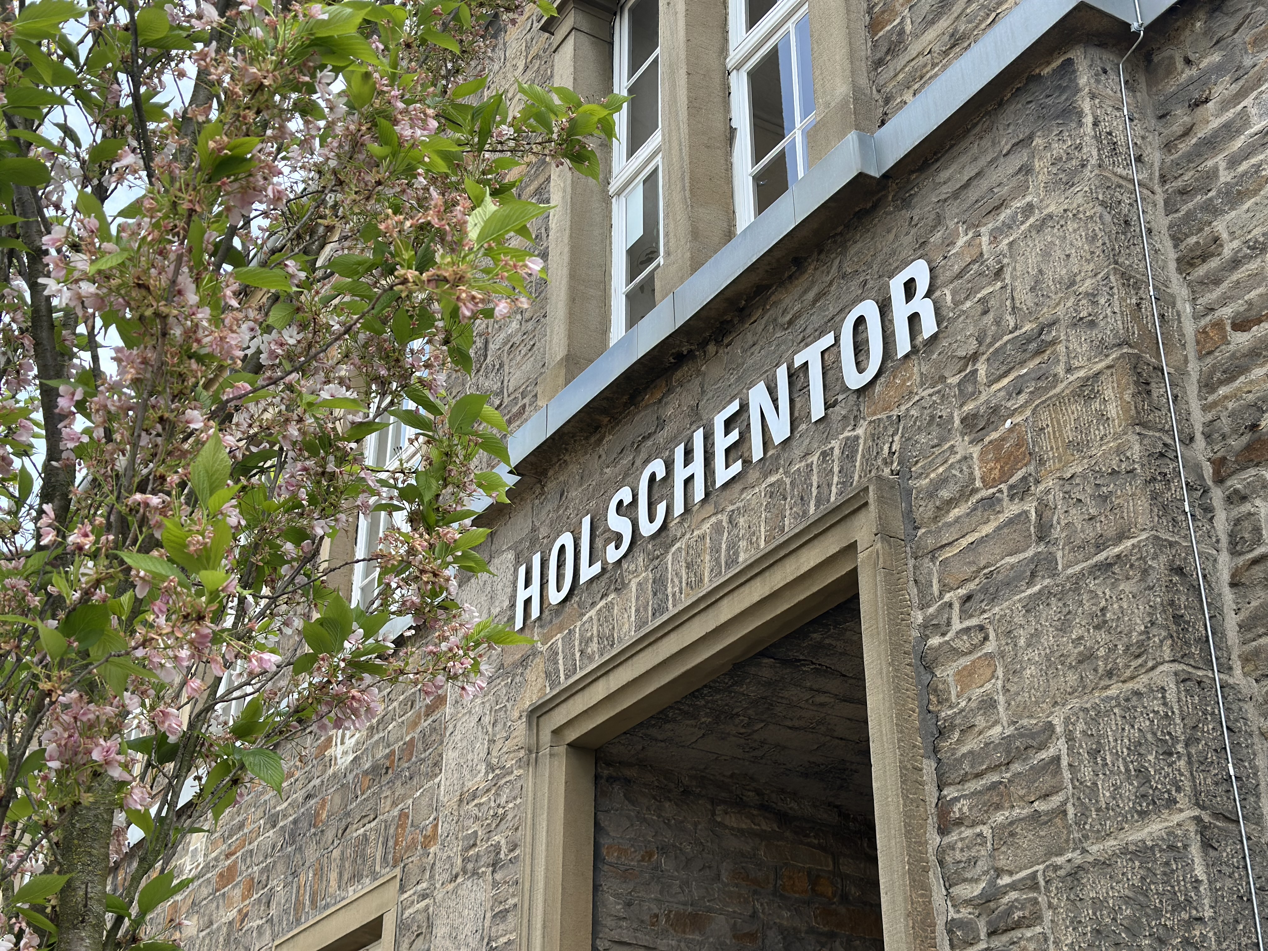 Fotografie der Fassade des Bürgerzentrums mit Schriftzug "Holschentor"