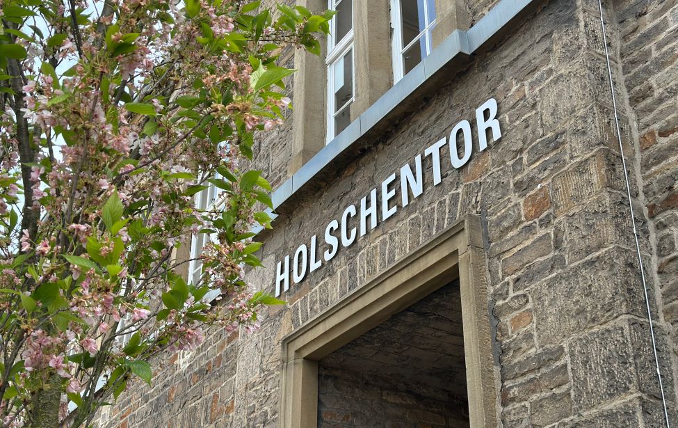 Fotografie der Fassade des Bürgerzentrums mit Schriftzug "Holschentor"