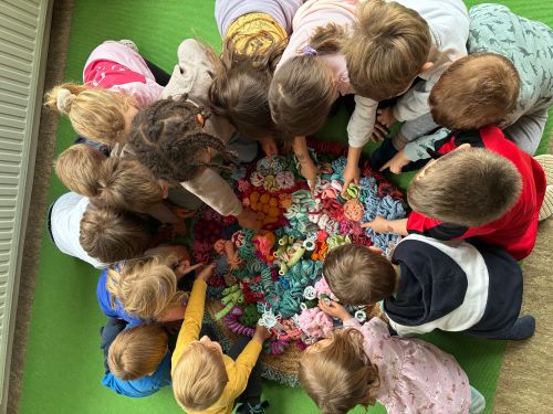 Kinder bewundern das Korallenriff