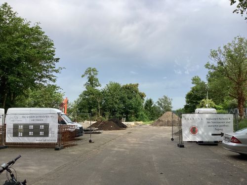 Fläche am Parkplatz für die zukünftigen Container